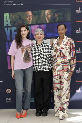 Nina Pons, Flaminia Graziadei and Melanie Liburd at the photocall for the movie A Year in London at the Hotel Le Meridien Visconti Rome, 07 04 2026 Foto:xA.xM.xTinghinox xFuturexImagex year_6445