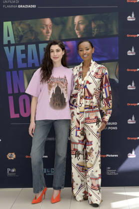 Nina Pons and Melanie Liburd at the photocall for the movie A Year in London at the Hotel Le Meridien Visconti Rome, 07 04 2026 Foto:xA.xM.xTinghinox xFuturexImagex year_6449