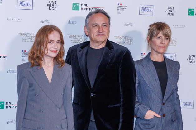 News - Photocall - Rendez-Vous Isabelle Huppert, Thierry Klifa and Marina Fois attend the photocall for the presentation of the 16th edition of French film festival Rendez-Vous on April 07, 2026 in the French Embassy at Palazzo Farnese in Rome, Italy Rome Palazzo Farnese Italy Copyright: xEmanuelaxVertollix xLiveMediax LPN_2378742