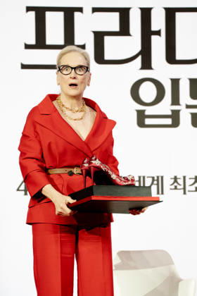 The Devil Wears Prada 2 press conference in Seoul SEOUL, SOUTH KOREA - APRIL 08: Meryl Streep was surprised by the gift during a press conference for the movie The Devil Wears Prada 2 at the Four Seasons Hotel on April 8, 2026, in Seoul, South Korea. Hwawon Lee Anadolu Seoul South Korea. Editorial use only. Please get in touch for any other usage. Copyright: x2026xAnadoluxHwawonxLeex