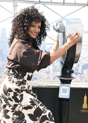 NEW YORK, NY APRIL 9 Judy Reyes visits the Empire State Building ahead of the Season Finale of Scrubs revival on ABC on April 9, 2026 in New York City Photo Credit John Fycke AdMedia 454910 2026 04 09 New York New York City Copyright: xAdMediax STAR_454910_014