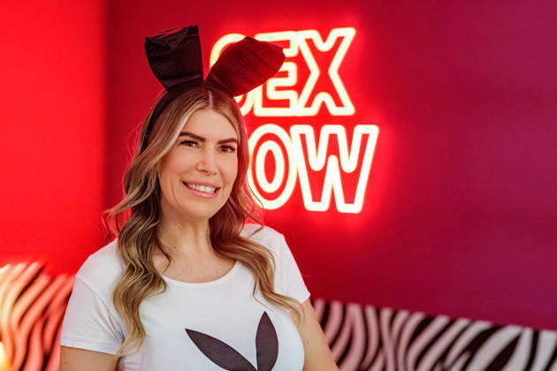 09.04.2026. Düsseldorf. In einer Themenführung zur Ausstellung SEX NOW im Düsseldorfer NRW-Forum spricht Tanja Brockmann über ihre persönlichen Erfahrungen, Körperbilder und die Balance zwischen öffentlicher Wahrnehmung und Privatem. Gemeinsam mit den Besucher*innen geht sie der Frage nach, wie sich gesellschaftliche Vorstellungen von Sexualität und Identität verändern und was es bedeutet, Offenheit zu leben. Tanja Brockmann ist seit zehn Jahren Teil der Playboy-Familie. Bekannt wurde sie 2015 als eine der schönsten Studentinnen Deutschlands auf dem Cover des Magazins. Heute bewegt sie sich zwischen verschiedenen Welten: dem Leben als Mutter, einem öffentlichen Image und einem normalen Job. Düsseldorf NRW-Forum, E