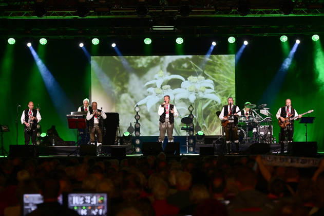 The Kastelruther Spatzen live at a concert of the Friedensadler˜ Tour at the Löbau Trade Fair and Event Park, 09 04 2026 Foto:xM.xWehnertx xFuturexImagex spatzen_6402