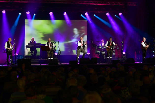 The Kastelruther Spatzen live at a concert of the Friedensadler˜ Tour at the Löbau Trade Fair and Event Park, 09 04 2026 Foto:xM.xWehnertx xFuturexImagex spatzen_6407