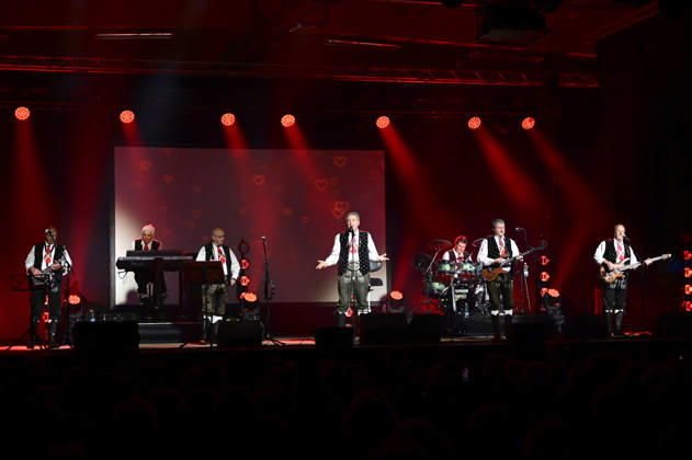 The Kastelruther Spatzen live at a concert of the Friedensadler˜ Tour at the Löbau Trade Fair and Event Park, 09 04 2026 Foto:xM.xWehnertx xFuturexImagex spatzen_6409