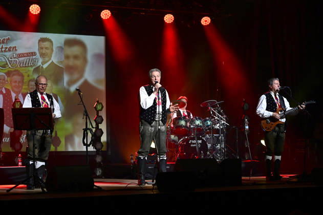 The Kastelruther Spatzen live at a concert of the Friedensadler˜ Tour at the Löbau Trade Fair and Event Park, 09 04 2026 Foto:xM.xWehnertx xFuturexImagex spatzen_6410