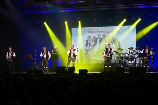 The Kastelruther Spatzen live at a concert of the Friedensadler˜ Tour at the Löbau Trade Fair and Event Park, 09 04 2026 Foto:xM.xWehnertx xFuturexImagex spatzen_6415