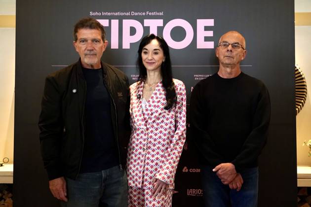 Inauguration Soho International Dance Festival TIP TOE The president of the Soho CaixaBank Theater Antonio Banderas i the dancer and director of Soho International Dance Festival TIP TOE, Lucía Lacarra c and the director of the French company Malandain Ballet Biarritz, Thierry Malandain d at the photocall at the inauguration of the Soho International Dance Festival TIP TOE A 10 April 2026, in Malaga Andalusia, Spain Four leading international dance companies will participate in the first edition of the Soho International Dance Festival TIP TOE, which will take place at the Soho CaixaBank Theater For ten days in April, Malaga will be filled with dance, movement and artistic expression 10 APRIL 2026 Á Malaga Andalucia Malaga Andalucia Espana Copyright: xÃlexxZeax 7428793