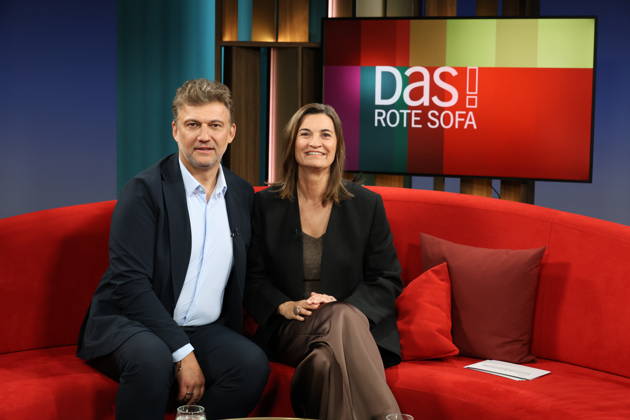 Jonas Kaufmann, German-Austrian opera singer tenor, guest on the television program DAS Rote Sofa, a live talk show of the Norddeutscher Rundfunk, on the right presenter Inka Schneider, photo session on 10 4 2026 in the television studio of the NDR in Hamburg Lokstedt