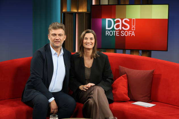 Jonas Kaufmann, German-Austrian opera singer tenor, guest on the television program DAS Rote Sofa, a live talk show of the Norddeutscher Rundfunk, on the right presenter Inka Schneider, photo session on 10 4 2026 in the television studio of the NDR in Hamburg Lokstedt