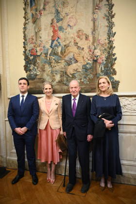 King Juan Carlos who receives a Special Prize - Paris King Juan Carlos receives flanked by his daughters Infanta Cristina and Infanta Elena and his grandson Julian Froilan a special prize during the event la 35eme Journee du Livre Politique (35th Political Book Day) at the National Assembly in Paris, France on April 11, 2026 for his memoirs Reconciliation. Photo by Eliot Blondet ABACAPRESS.COM Paris France  Copyright: xBlondetxEliot ABACAx