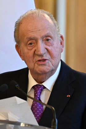 NEWS : Prix spÃ cial dÃ cernÃ lors de la 35e JournÃ e du Livre Politique - 11 04 2026 King Juan Carlos receives flanked by his daughters Infanta Cristina and Infanta Elena and his grandson Julian Froilan a special prize during the event la 35eme Journee du Livre Politique (35th Political Book Day) at the National Assembly in Paris, France on April 11, 2026 for his memoirs Reconciliation.  Copyright: xx