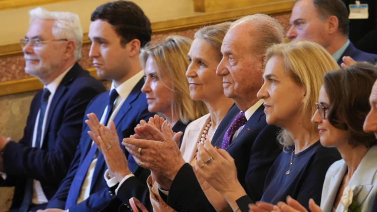 King Juan Carlos I receives an award for his memoirs at the French National Assembly King Emeritus Juan Carlos I, accompanied by Infantas Elena 4i and Cristina i and his grandson Felipe Juan Froilán de Marichalar 2i , during the presentation of a literary award for his book of memoirs, at the French National Assembly, on April 11, 2026, in Paris France King Emeritus Juan Carlos I receives the award for his book of memoirs Reconciliation , written with the author Laurence Debray The prize is awarded by the association Lire la société in collaboration with the Lower House of the French Parliament on the occasion of the Day of the Political Book and that, in its 35th edition, has decided to highlight the biographical work of the king emeritus  Copyright: xAnaxLopezx 7431293