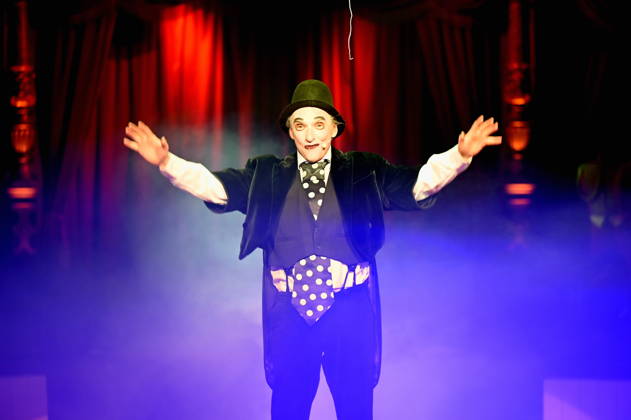 Clown Housch Ma Housch Semen Shuster performing in the ring at the Cologne premiere of Circus Roncalli