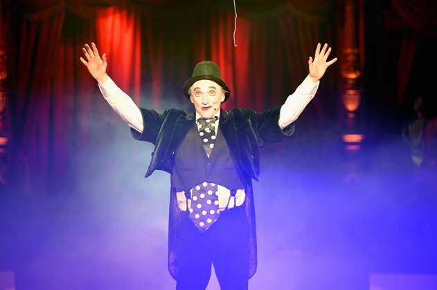 Clown Housch Ma Housch Semen Shuster performing in the ring at the Cologne premiere of Circus Roncalli