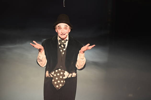 Clown Housch Ma Housch Semen Shuster performing in the ring at the Cologne premiere of Circus Roncalli