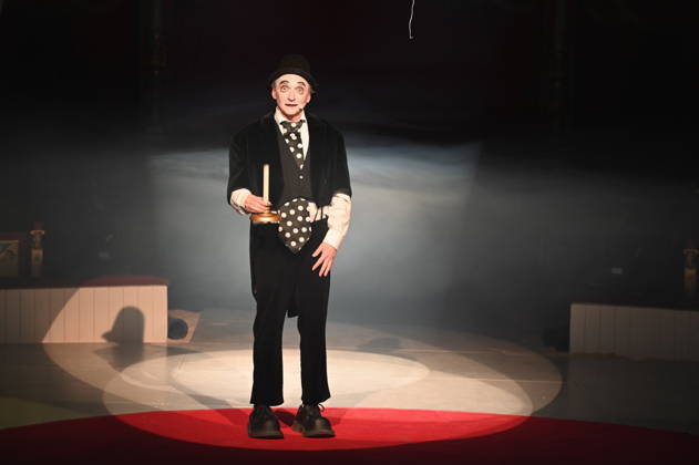 Clown Housch Ma Housch Semen Shuster performing in the ring at the Cologne premiere of Circus Roncalli