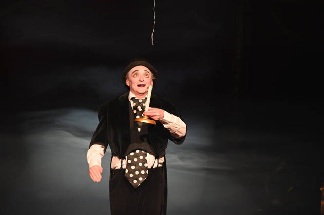 Clown Housch Ma Housch Semen Shuster performing in the ring at the Cologne premiere of Circus Roncalli