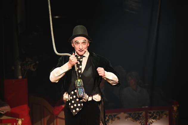 Clown Housch Ma Housch Semen Shuster performing in the ring at the Cologne premiere of Circus Roncalli