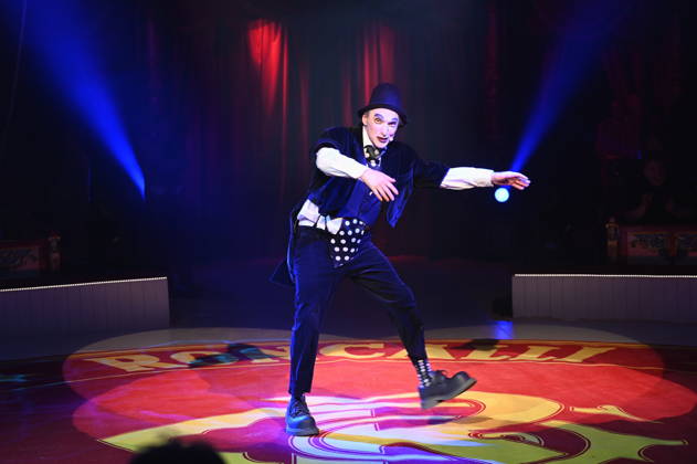 Clown Housch Ma Housch Semen Shuster performing in the ring at the Cologne premiere of Circus Roncalli