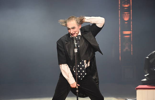 Clown Housch Ma Housch Semen Shuster performing in the ring at the Cologne premiere of Circus Roncalli