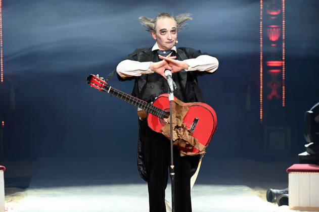 Clown Housch Ma Housch Semen Shuster performing in the ring at the Cologne premiere of Circus Roncalli