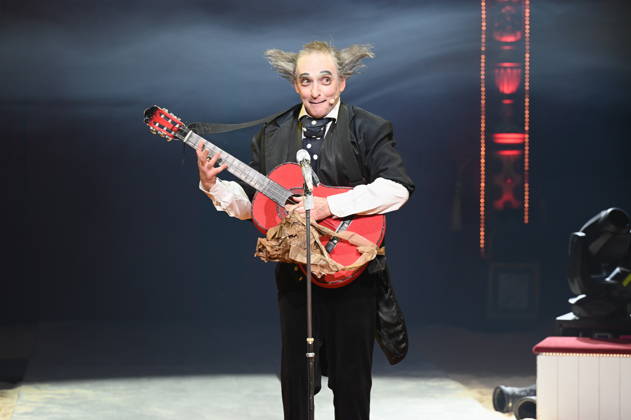 Clown Housch Ma Housch Semen Shuster performing in the ring at the Cologne premiere of Circus Roncalli