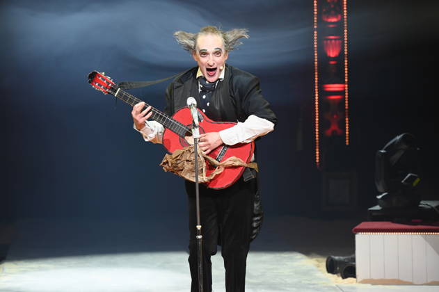 Clown Housch Ma Housch Semen Shuster performing in the ring at the Cologne premiere of Circus Roncalli