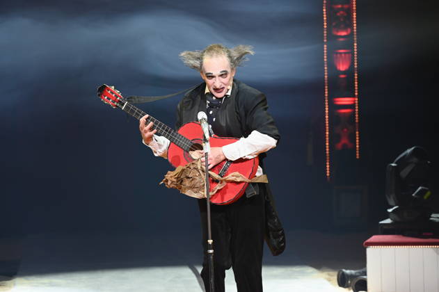 Clown Housch Ma Housch Semen Shuster performing in the ring at the Cologne premiere of Circus Roncalli