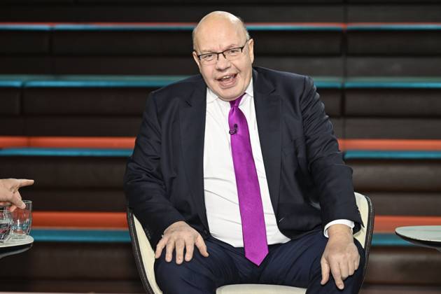Peter Altmaier Politician 04 26 her Peter Altmaier on April 1, 2026 in Markus Lanz , ZDF TV Television Talk Show Talk Show Germany German German man Ex Federal Minister of Economics CDU former former Minister Federal Minister of Economics Politics German politician cross half sitting smiling laughing gesticulating pointing