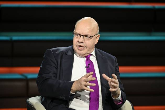 Peter Altmaier Politician 04 26 her Peter Altmaier on April 1, 2026 in Markus Lanz , ZDF TV Television Talk Show Talk Show Germany German German man Ex Federal Minister of Economics CDU former former Minister Federal Minister of Economics Politics German politician cross half sitting talking gesticulating