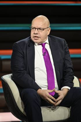 Peter Altmaier Politician 04 26 her Peter Altmaier on April 1, 2026 in Markus Lanz , ZDF TV Television Talk Show Talk Show Germany German German man Ex Federal Minister of Economics CDU former former Minister Federal Minister of Economics Politics German politician high half sitting speaking
