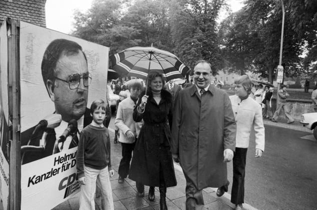 Helmut Cabbage, its Woman Hannelore and their Children Walter and Peter at German federal election campaign you go at a Sidewalk, at Background is a Election poster from Helmut Kohl to see Germany, 1976 Ludwigshafen Rhineland Palatinate Germany Copyright: xUnitedxArchivesx xSvenxSimonxArchives SVS_94010004886