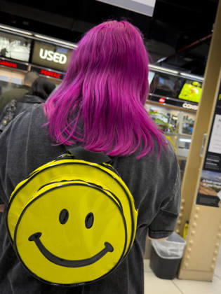 April 10, 2026, New York, New York, USA: Magenta hair and smiley face. New York USA  - ZUMAm57_ 20260410_zaf_m57_006 Copyright: xJohnxMarshallxMantelx