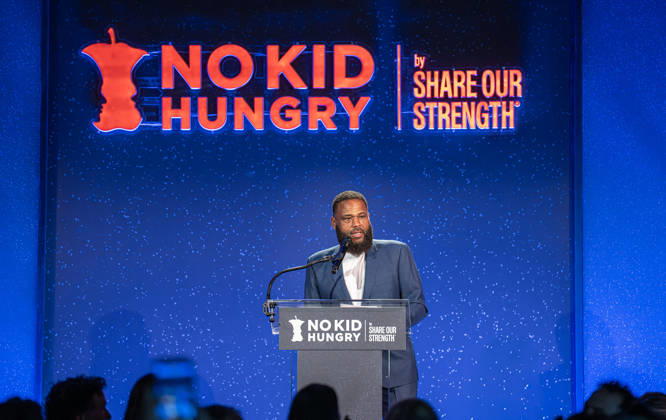 April 11, 2026, Los Angeles, California, United States: Anthony Anderson speaks during the Night Out for No Kid Hungry event at Rolling Greens 1005 Mateo Street in Los Angeles California on Apr. 12, 2026. Los Angeles United States - ZUMAt169 20260411_zep_t169_018 Copyright: xConnorxTerryx