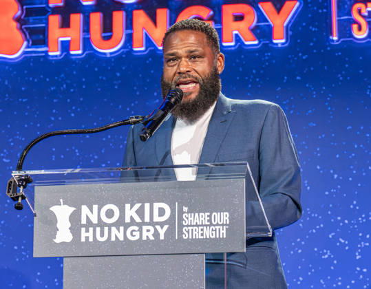 April 11, 2026, Los Angeles, California, United States: Anthony Anderson speaks during the Night Out for No Kid Hungry event at Rolling Greens 1005 Mateo Street in Los Angeles California on Apr. 12, 2026. Los Angeles United States - ZUMAt169 20260411_zep_t169_022 Copyright: xConnorxTerryx