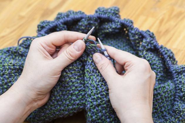 Ansicht von oben auf einen weiblichen Handstrickpullover aus Wolle mit Stricknadeln Top view of a female hand knit sweater made of wool with knitting needles Copyright: imageBROKER ValeryxVoennyy ibxiqx16782794.jpg ,model released, Symbolfoto ,property released