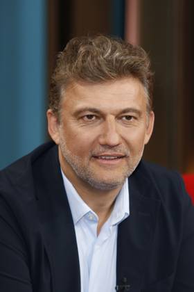 Jonas Kaufmann, deutsch-österreichischer Opernsänger, zu Gast in der Fernsehsendung DAS! Rote Sofa in den NDR Studios, Hamburg, Deutschland Jonas Kaufmann, German-Austrian opera singer, is a guest on the television program DAS! Red sofa at NDR Studios, Hamburg, Germany Copyright: imageBROKER ChristopherxTamcke ibltam17314673