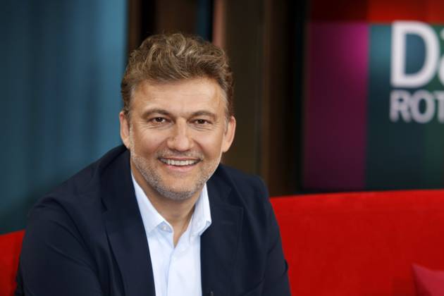 Jonas Kaufmann, deutsch-österreichischer Opernsänger, zu Gast in der Fernsehsendung DAS! Rote Sofa in den NDR Studios, Hamburg, Deutschland Jonas Kaufmann, German-Austrian opera singer, is a guest on the television program DAS! Red sofa at NDR Studios, Hamburg, Germany Copyright: imageBROKER ChristopherxTamcke ibltam17314676