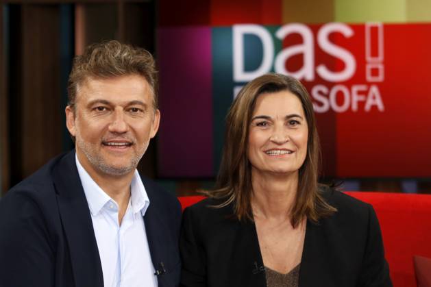 Jonas Kaufmann, deutsch-österreichischer Opernsänger, mit Moderatorin Inka Schneider in der Fernsehsendung DAS! Rote Sofa in den NDR Studios, Hamburg, Deutschland Jonas Kaufmann, German-Austrian opera singer, with presenter Inka Schneider on the television program DAS! Red sofa at NDR Studios, Hamburg, Germany Copyright: imageBROKER ChristopherxTamcke ibltam17314677