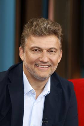 Jonas Kaufmann, deutsch-österreichischer Opernsänger, zu Gast in der Fernsehsendung DAS! Rote Sofa in den NDR Studios, Hamburg, Deutschland Jonas Kaufmann, German-Austrian opera singer, is a guest on the television program DAS! Red sofa at NDR Studios, Hamburg, Germany Copyright: imageBROKER ChristopherxTamcke ibltam17314675