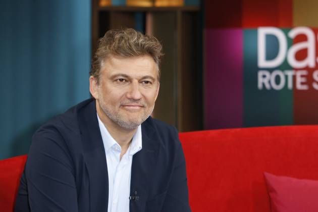 Jonas Kaufmann, deutsch-österreichischer Opernsänger, zu Gast in der Fernsehsendung DAS! Rote Sofa in den NDR Studios, Hamburg, Deutschland Jonas Kaufmann, German-Austrian opera singer, is a guest on the television program DAS! Red sofa at NDR Studios, Hamburg, Germany Copyright: imageBROKER ChristopherxTamcke ibltam17314672