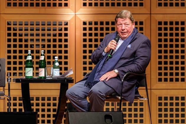 14.04.2026. Düsseldorf. Die Scharf Collection führt in vierter Generation einen Zweig der bedeutenden Berliner Sammlung Otto Gerstenberg weiter, deren Schwerpunkt auf französischer Kunst von den Anfängen der Moderne bis in die Nachkriegszeit reicht. Heute richten René Scharf und seine Frau Christiane Scharf den Blick auch auf zeitgenössische internationale Positionen, unter anderem mit Werken von Sam Francis, Martin Eder und Katharina Grosse. Im Gespräch mit Kathrin DuBois, Kuratorin der Ausstellung, sprechen sie über die familiäre Sammlungstradition, ihr besonderes Interesse an dem Medium Malerei sowie dem Verhältnis von gegenständlichen und abstrakten Bildwelten. Hier: René Scharf Düsseldorf Kunstpalast Ehrenhof 4-5 Nordrhei