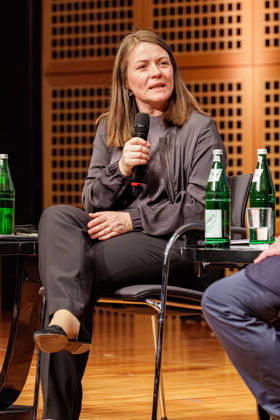 14.04.2026. Düsseldorf. Die Scharf Collection führt in vierter Generation einen Zweig der bedeutenden Berliner Sammlung Otto Gerstenberg weiter, deren Schwerpunkt auf französischer Kunst von den Anfängen der Moderne bis in die Nachkriegszeit reicht. Heute richten René Scharf und seine Frau Christiane Scharf den Blick auch auf zeitgenössische internationale Positionen, unter anderem mit Werken von Sam Francis, Martin Eder und Katharina Grosse. Im Gespräch mit Kathrin DuBois, Kuratorin der Ausstellung, sprechen sie über die familiäre Sammlungstradition, ihr besonderes Interesse an dem Medium Malerei sowie dem Verhältnis von gegenständlichen und abstrakten Bildwelten. Hier: Kathrin DuBois, Kuratorin der Ausstellung Düsseldorf Kuns