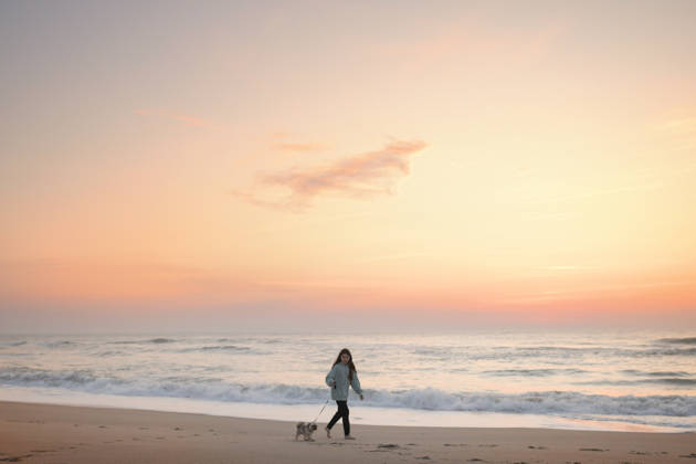 Tween girl walking Shih Tzu puppy on beach Cape Hatteras Nationa Avon, North Carolina, United States CR_JOKU260413-1994572-01 ,model released, Symbolfoto