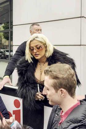 Singer Bebe Rexha arrives at the NRJ studios in Paris, France, April 15, 2026 Jack Bussat Bestimage Singer Bebe Rexha was seen in Paris as she attended an NRJ music émission Paris France Copyright: xJackxBussatx xBestimagexJackxBussatx xBestimagex