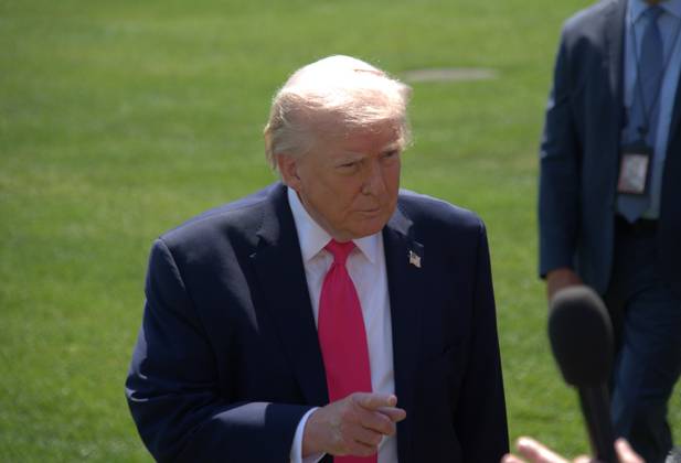 (260416) -- WASHINGTON, April 16, 2026 -- U.S. President Donald Trump speaks to the press on the South Lawn of the White House in Washington, D.C., the United States, April 16, 2026. Trump said Thursday he would consider visiting Pakistan if a peace deal is reached between the United States and Iran to end the weekslong conflict. (Photo by Li Yuanqing Xinhua) U.S.-WASHINGTON, D.C.-WHITE HOUSE-TRUMP-IRAN-PEACE DEAL LixRui