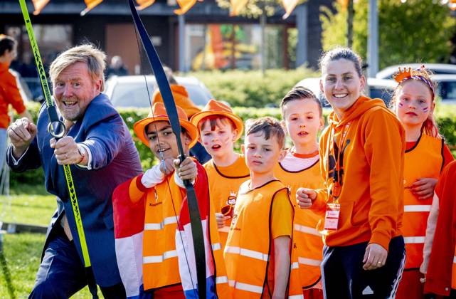 ZEEWOLDE - King Willem-Alexander gives the starting signal for the King s Games during the national opening at public primary school Panta Rhei and ICB Kaleidoscoop in Zeewolde. Traditionally, the King s Games start with the joint King s Breakfast. Subsequently, the King opens the games and visits various sports and games activities. ROBIN UTRECHT ANP netherlands out - belgium out  Copyright: xx x556004437x originalFilename: 556004437.jpg