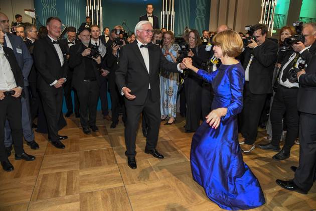 ABB PRESS BALL German President Frank Walter Steinmeier dancing with his wife Elke Buedenbender at the 73rd Federal Press Ball at the Hotel Adlon Kempinski on April 17, 2026 in Berlin