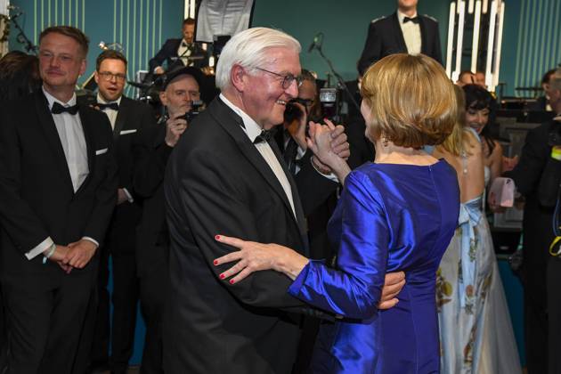 ABB PRESS BALL German President Frank Walter Steinmeier dancing with his wife Elke Buedenbender at the 73rd Federal Press Ball at the Hotel Adlon Kempinski on April 17, 2026 in Berlin